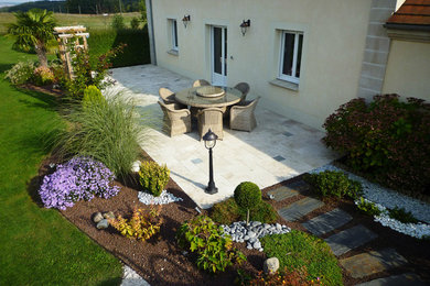 This is an example of a contemporary patio in Dijon.