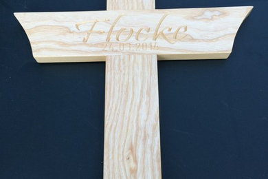 Kreuz aus hellem Holz