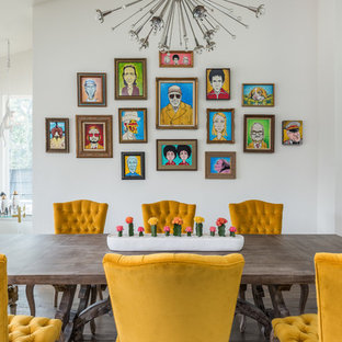 Стильный дизайн: гостиная-столовая в стиле фьюжн с белыми стенами - последний тренд