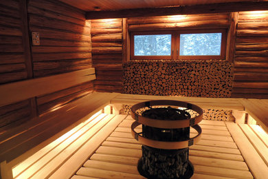 Ejemplo de sauna vintage de tamaño medio con armarios con paneles lisos, puertas de armario de madera clara, paredes beige, suelo de madera clara, encimera de madera y suelo beige