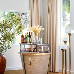 ロサンゼルスの小さいトロピカルスタイルのおしゃれなホームバー (シンクなし、家具調キャビネット、淡色無垢フローリング) の写真