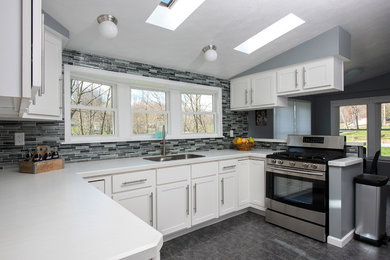 Example of a kitchen design in Cleveland