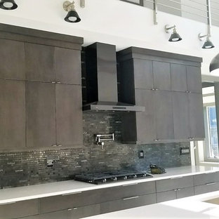 Moderne Küche mit Rückwand aus Metallfliesen und Vorratsschrank in Miami