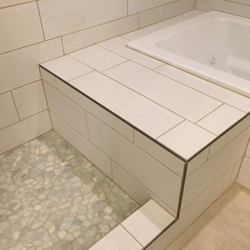 Bath with staggered tile