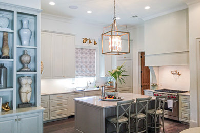 Kitchen - transitional kitchen idea in New Orleans