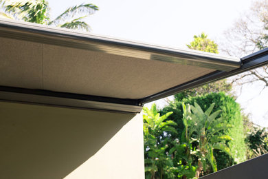 Modelo de fachada de casa gris actual de tamaño medio de una planta con tejado de varios materiales