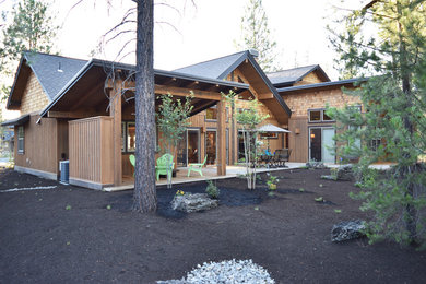 Example of a mountain style home design design in Portland