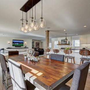 オクラホマシティの中サイズのトランジショナルスタイルのLDKの画像 (白い壁、無垢フローリング)