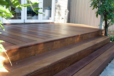 Design ideas for a mid-sized contemporary backyard deck in Melbourne.