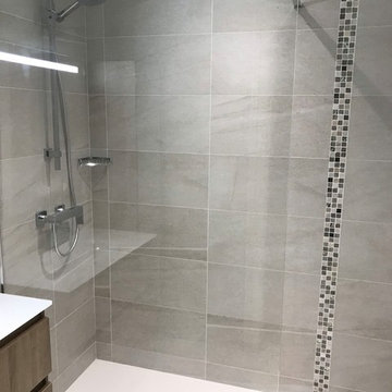 Salle de bain d appartement bourgeois lumineuse et fonctionnelle.