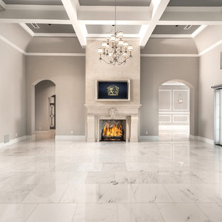 Geräumiges, Offenes Mediterranes Wohnzimmer mit Hausbar, bunten Wänden, Marmorboden, Kamin, Kaminsims aus Stein, Wand-TV und buntem Boden in Phoenix