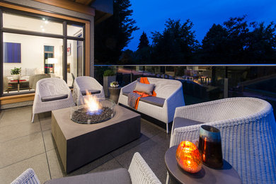 Trendy deck photo in Vancouver