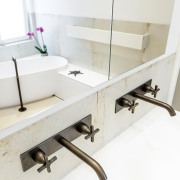 Waschtischanlage mit Spiegelung zur Badewanne