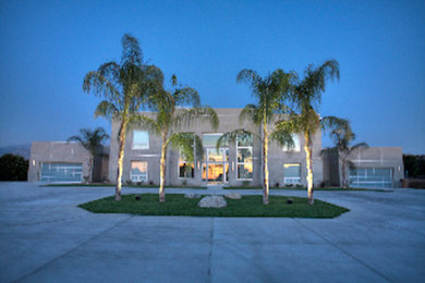 Inspiration for a coastal exterior home remodel in Los Angeles