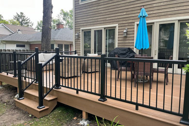 Deck - mid-sized modern deck idea in Chicago
