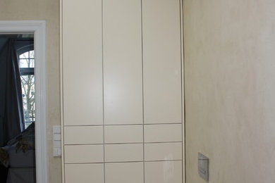 Großes Modernes Badezimmer En Suite mit flächenbündigen Schrankfronten und beigen Schränken in Sonstige