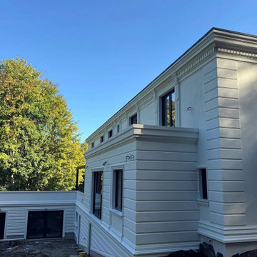 Corner facade with horizontal profiles and cornice.