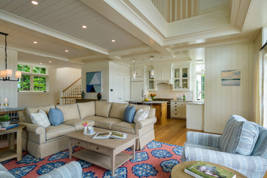 Ejemplo de salón abierto marinero con paredes blancas, suelo de madera en tonos medios, suelo marrón, casetón y panelado