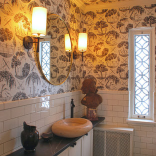 Idee per una stanza da bagno con doccia classica con ante con riquadro incassato, ante bianche, vasca freestanding, piastrelle bianche, piastrelle in ceramica, pareti bianche, top in saponaria, lavabo a bacinella, pavimento nero e pavimento in pietra calcarea
