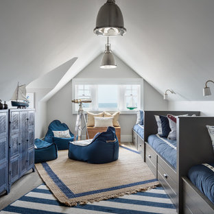 Maritimes Kinderzimmer mit Schlafplatz, grauer Wandfarbe, hellem Holzboden und beigem Boden in New York