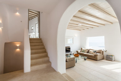 Ispirazione per un ingresso costiero con pareti bianche, una porta in legno bruno e una porta a due ante