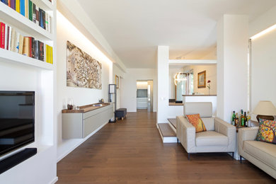 Ispirazione per un grande soggiorno contemporaneo aperto con libreria, pareti bianche, parquet scuro e TV a parete