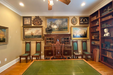 広いトラディショナルスタイルのおしゃれなホームオフィス・書斎 (ライブラリー、ベージュの壁、無垢フローリング) の写真