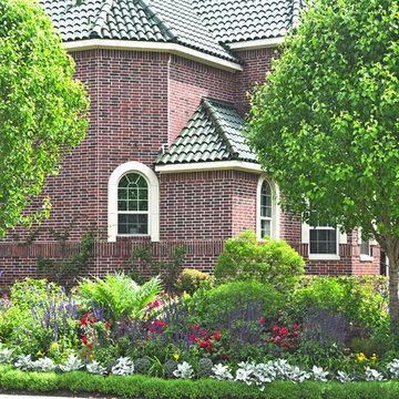 Cottage-style front yard in Braeswood Place