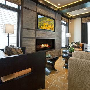Ispirazione per un piccolo soggiorno design aperto con pareti beige, moquette, camino classico, cornice del camino piastrellata e TV a parete