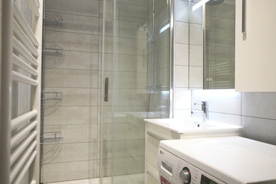 Bathroom - traditional bathroom idea in Paris