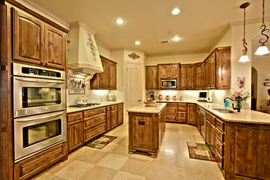 Example of a classic kitchen design in Dallas
