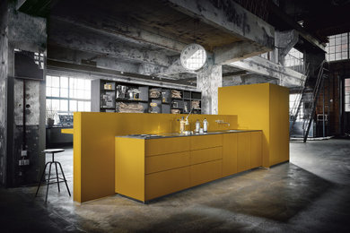 Offene, Zweizeilige Moderne Küche mit gelben Schränken und grauer Arbeitsplatte in Nürnberg