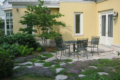Photo of a traditional landscaping in Toronto.
