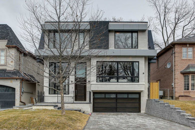 Diseño de fachada de casa multicolor y negra minimalista grande a niveles con revestimiento de aglomerado de cemento, tejado plano y tejado de teja de madera