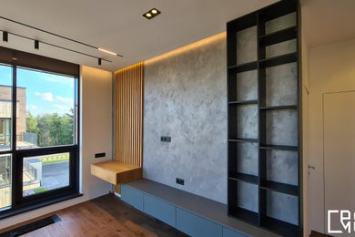 Свежая идея для дизайна: серо-белая гостиная комната в современном стиле с серыми стенами и коричневым полом - отличное фото интерьера