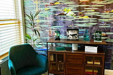 Ejemplo de despacho de estilo americano de tamaño medio con paredes verdes, moqueta, escritorio independiente y papel pintado