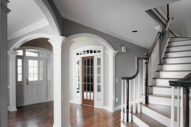 Example of a classic entryway design in Detroit