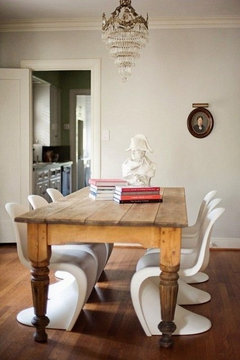 Sedie moderne, tavolo antico