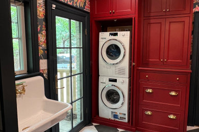 中くらいなトラディショナルスタイルのおしゃれな家事室 (赤いキャビネット、上下配置の洗濯機・乾燥機) の写真