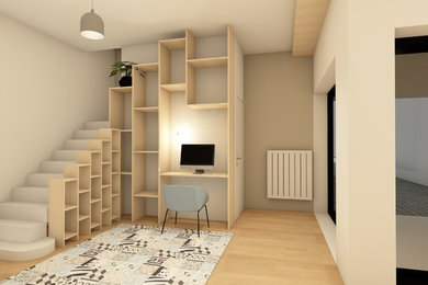 Cette photo montre un hall d'entrée tendance de taille moyenne avec un mur beige, parquet clair, une porte simple et un sol beige.