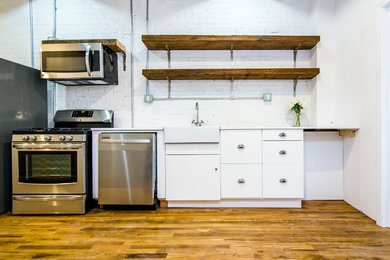 Kitchen - farmhouse kitchen idea in New York