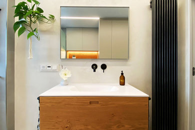 Kleines Modernes Duschbad mit flächenbündigen Schrankfronten, hellbraunen Holzschränken, offener Dusche, Wandtoilette mit Spülkasten, Steinfliesen, Einbauwaschbecken, Mineralwerkstoff-Waschtisch, offener Dusche, weißer Waschtischplatte, Einzelwaschbecken, schwebendem Waschtisch und eingelassener Decke in Hannover