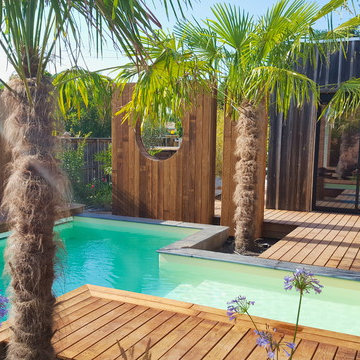 Réalisation d'un espace de vie. Piscine, plage, terrasse bois, espace de jeux