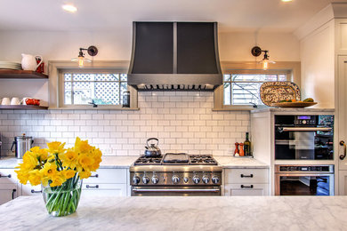 Example of a classic kitchen design in Seattle