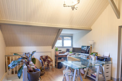 This is an example of a traditional home office in Le Havre.