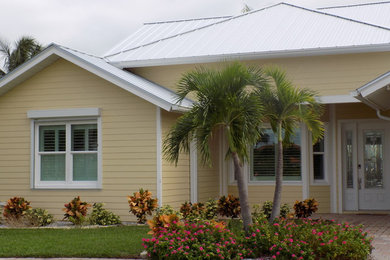 Traditional exterior home idea in Tampa