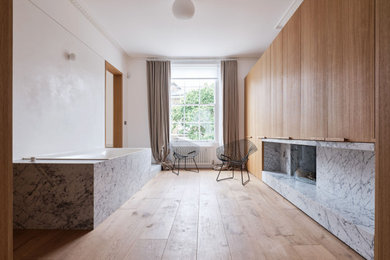 Cette image montre une salle de bain principale avec un sol en marbre et un plan de toilette en marbre.
