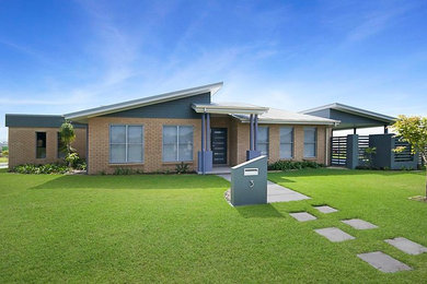 Design ideas for a mid-sized modern one-storey brick grey exterior in Gold Coast - Tweed.