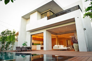 Inspiration for a modern exterior home remodel in Los Angeles