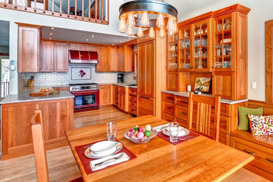 Open concept kitchen - mid-sized traditional u-shaped open concept kitchen idea in Burlington with a single-bowl sink, shaker cabinets, granite countertops, gray backsplash, colored appliances and no island